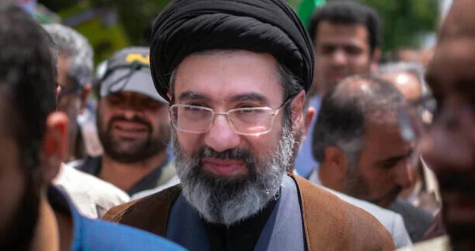 小哈梅内遇袭受伤,伊朗各派誓死效忠,不到24小时,81个内鬼被抓